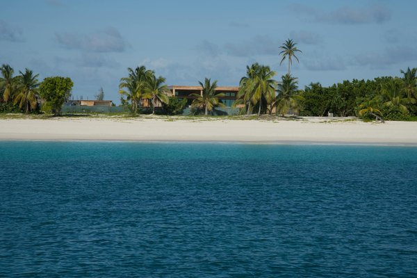 Quels sont les équipements indispensables pour un camping en région de forêts de conifères?